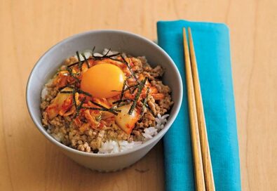 電子レンジで2回チンするだけ。とろ～り卵の甘辛そぼろ丼