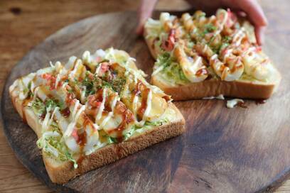 春キャベツでお好み焼き風トースト。子どもも大喜びの味と見た目