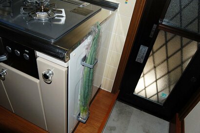 100均の傘立てが優秀！モップやスプレー、なんと長ネギまで立てて収納