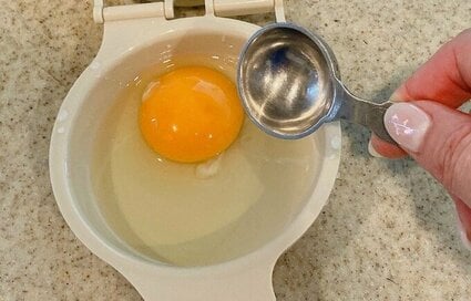 50代の元祖節約主婦、「スリコ」でご機嫌暮らし。レンジ調理できる目玉焼きクッカーに感動