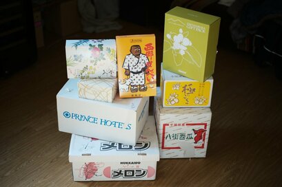 部屋を占領する「紙」。かわいい包装紙や箱、手紙が捨てられない理由