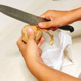 ゴミのストレスを減らす。野菜は洗う前に皮をむいて生ゴミ臭対策