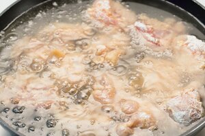 7～8分揚げて一度取り出す