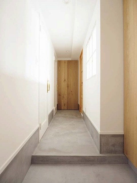 玄関土間から見た廊下