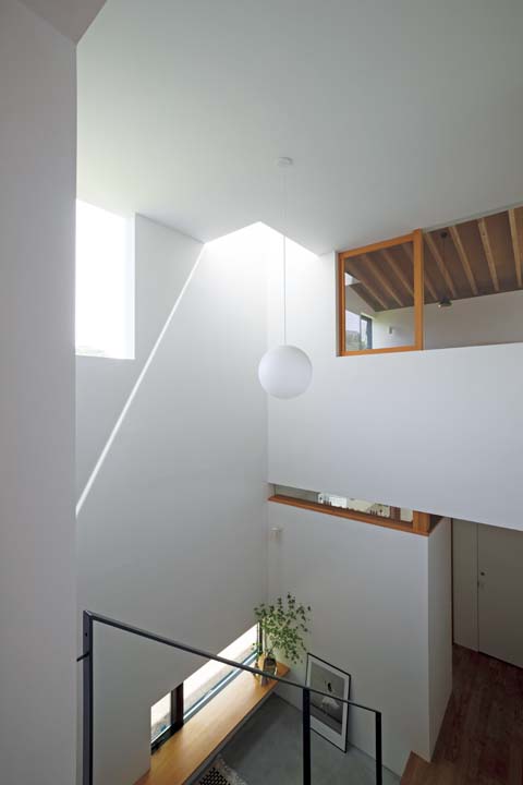 玄関上の吹き抜けに設けられた窓