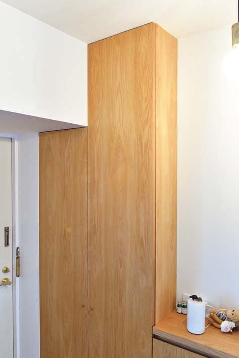 薄型の下駄箱は天井までの高さで収納力を確保