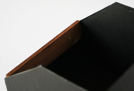 紙箱の内寸サイズにカットした角材を、箱の内側に接着する