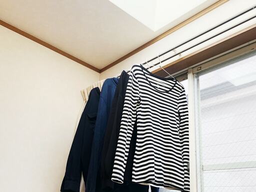 カーテンレールに干した洗濯物