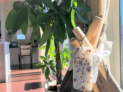 アロマワックスサシェを掛けたペット用ティピーテント