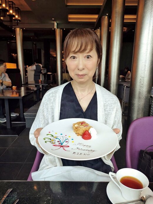 アフタヌーンティーを楽しむ人