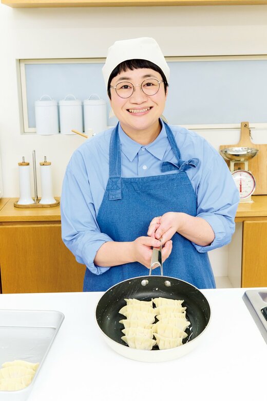 ギョーザを並べたフライパンを持つ近藤春奈さん