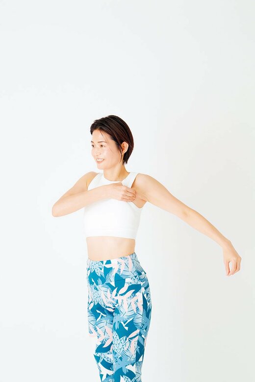 腕を伸ばしてストレッチをする人