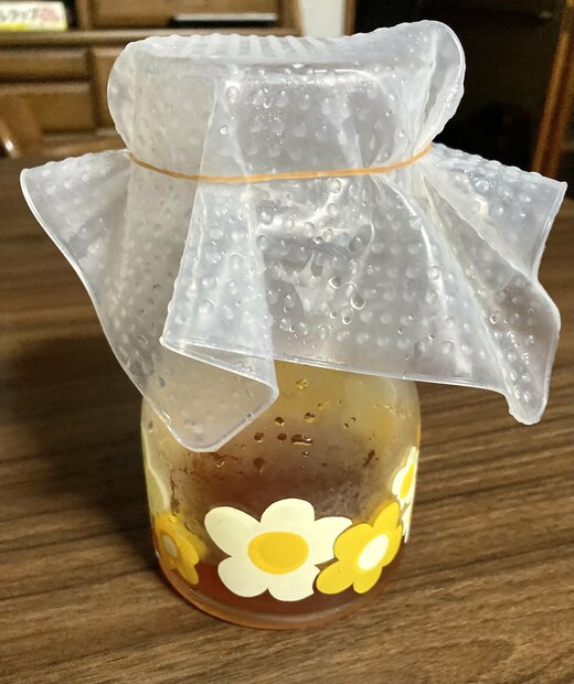 ルイボスティーをビンに入れた写真