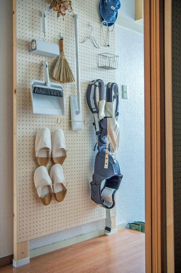 壁に有孔ボードを設置した様子