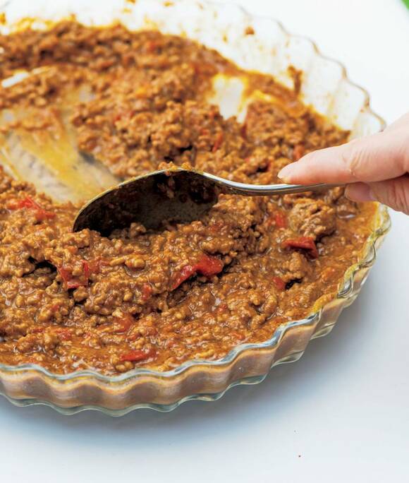 カレーをスプーンを使って混ぜる