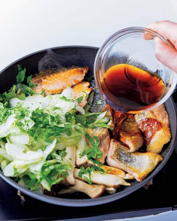 フライパンに調味料を入れる様子