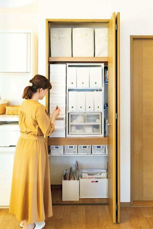収納棚と女性