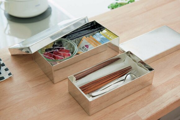 カトラリーと朝食セットをカウンターのブリキの箱に