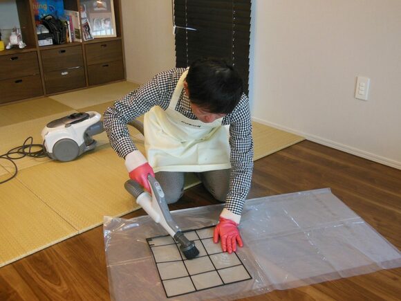 ビニール袋を床に敷き、フィルターを置いて、ホコリや抜け毛を吸い取ってください。