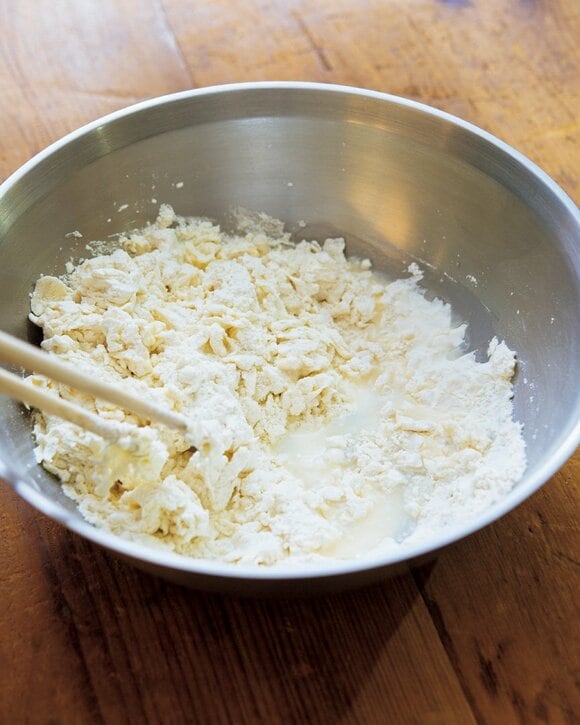 ボウルに強力粉