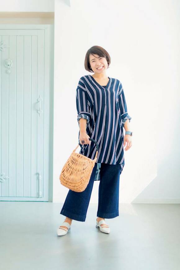 濃いネイビーで引き締め効果