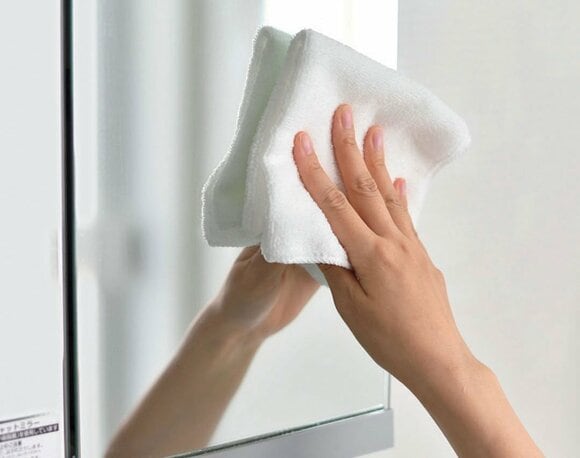鏡に除菌タオル