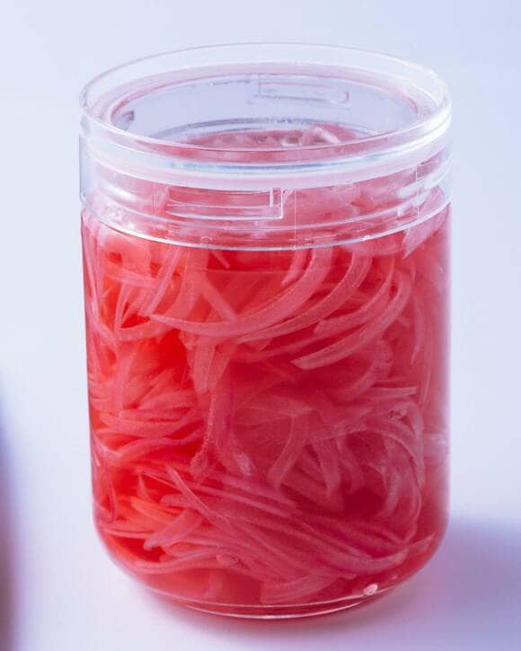 ビンにピンク色のタマネギ