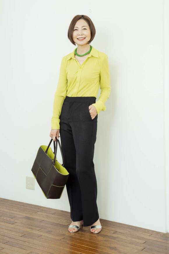 黄色に黒の服女性