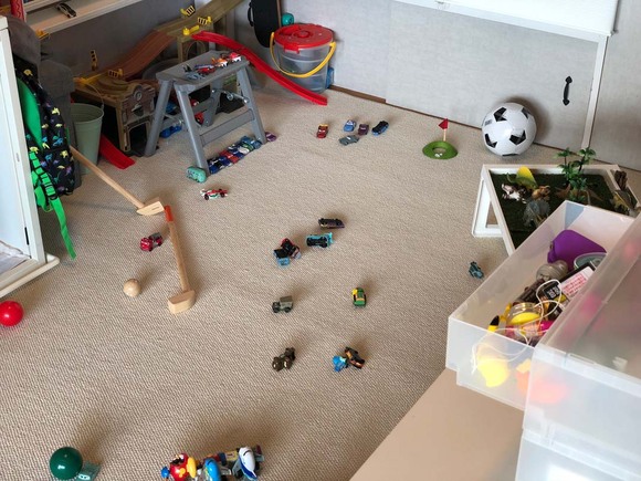 散らかった部屋