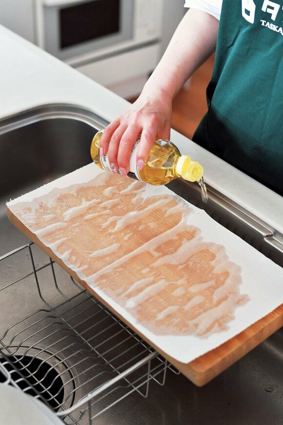 まな板にペーパータオルを広げ酢をかける