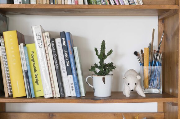 植物をお気に入りの本や文具と一緒に飾る