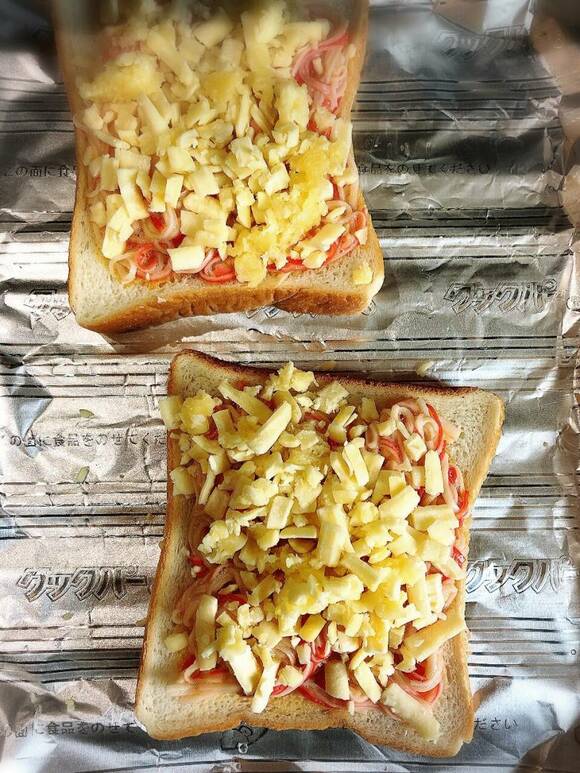 食パンにカニカマとチーズ