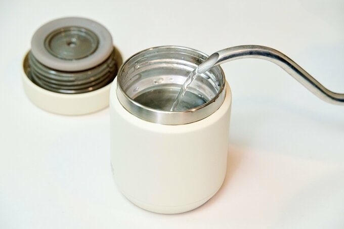 熱湯をスープジャーに注いでいるようす