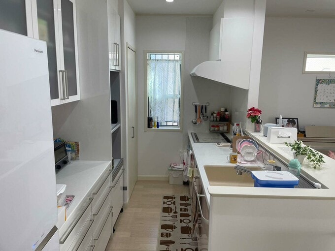 横から見たキッチン