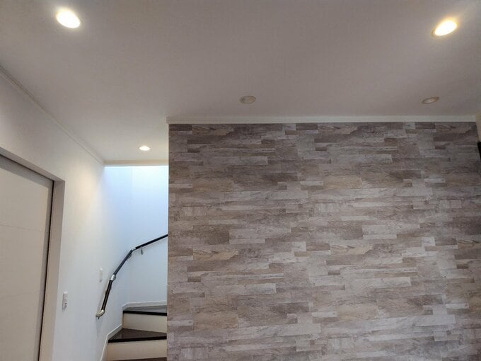 壁紙に照らす用のダウンライトは使わない