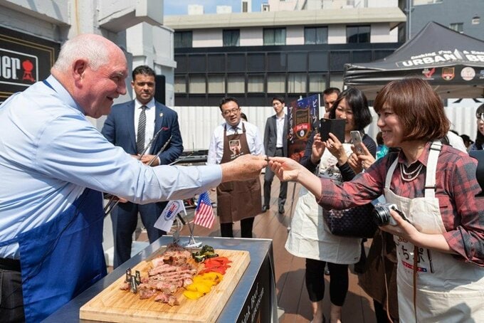 お肉をふるまう