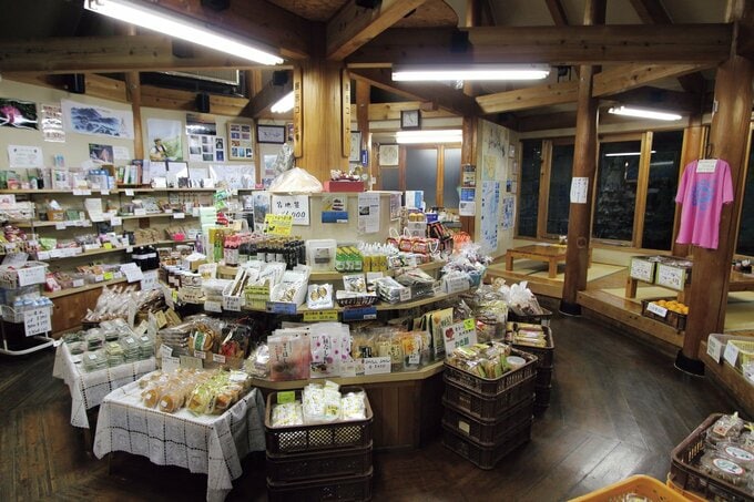売店でお土産を販売するほか、お座敷で軽食が食 べられる。外にもテーブル席があり休憩OK