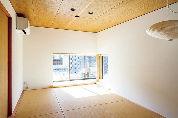 窓の高さを抑え、落ち着きのある雰囲気にまとめた和室