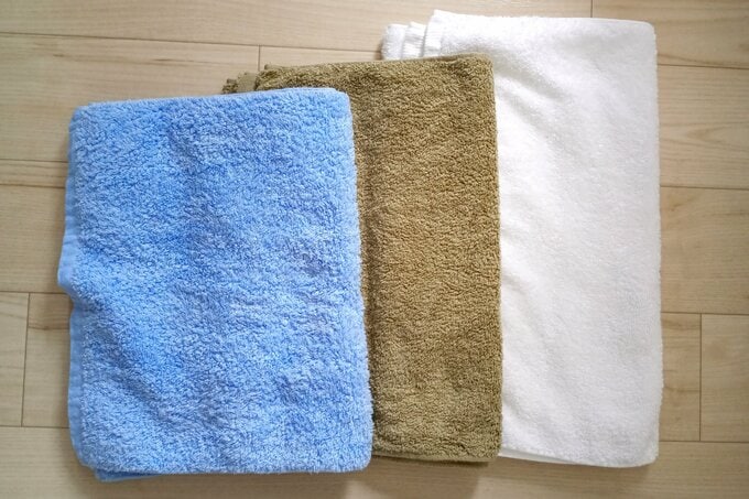 購入した小さめのバスタオル3種。横幅が通常サイズの半分なので場所をとりません