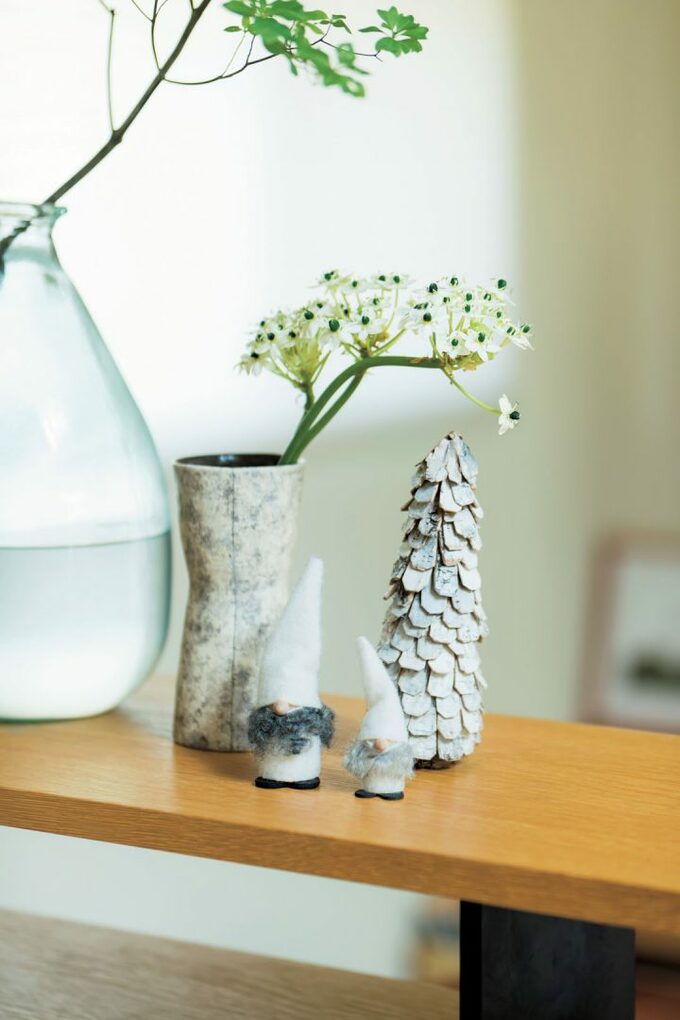 フェルト記事の人形や松ぼっくりのオブジェ