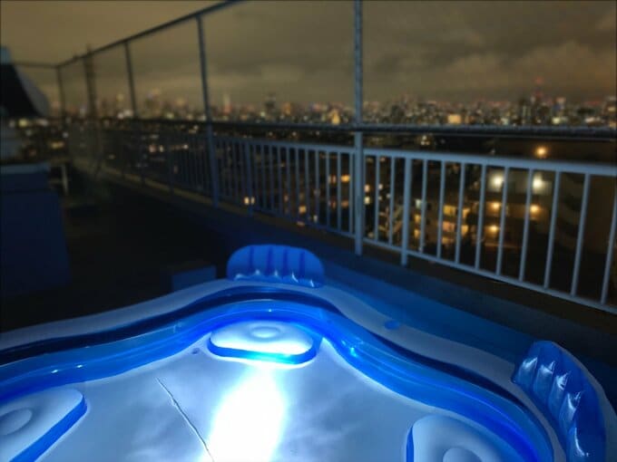 夜景を楽しみながらの水風呂