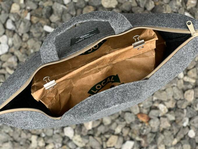 バッグに専用紙袋をセット