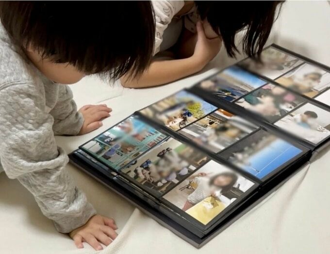 子どもたちがアルバムを見ている様子