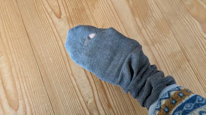 穴のあいた靴下