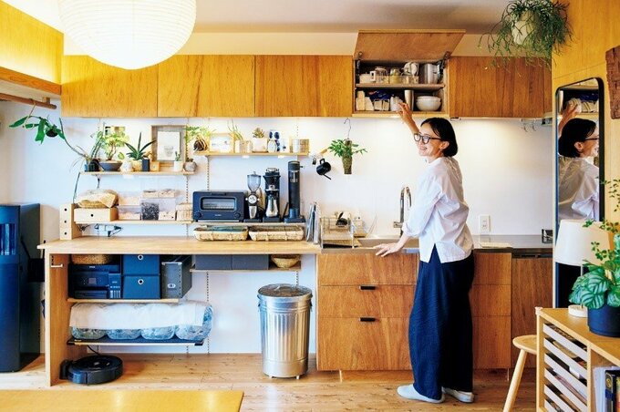 キッチンの棚を開ける女性