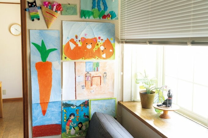 壁に子どもの絵や工作が飾られた窓際