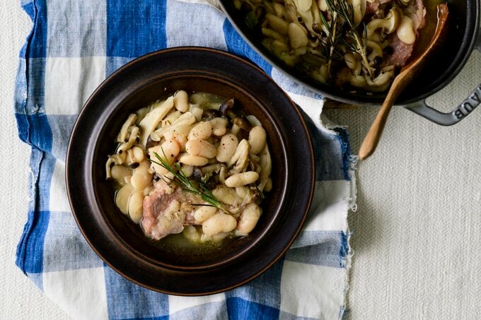 白インゲン豆とキノコの塩豚煮込み