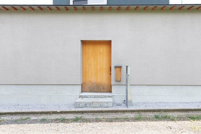 玄関扉とポスト口は木製