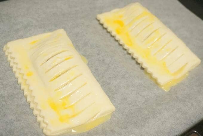 溶き卵液を表面にぬったパン