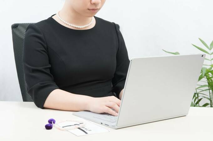 パソコンを操作する女性